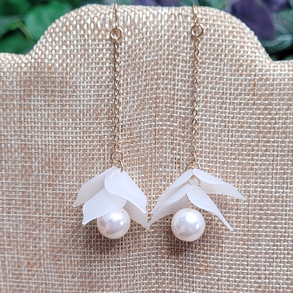 Beautiful earrings and a smile will help you sparkle and shine like nothing else - Picture 1 of 3